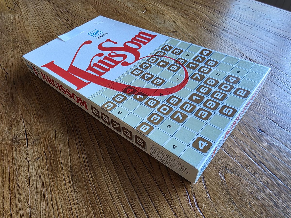 De originele Kruissom-doos uit 1978, op een houten tafel